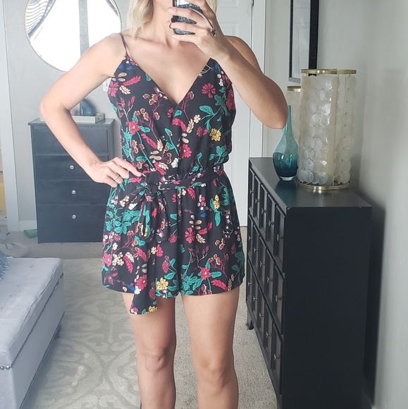 Black and floral romper with waist tie size L - Picture 1 of 3